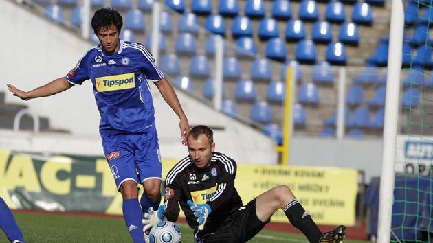 Olomoucký brankář Petr Drobisz (vpravo) chytá míč do svých rukavic. Daniel Rossi jistí situaci. Olomoucký brankář Petr Drobisz (vpravo) chytá míč do svých rukavic. Daniel Rossi jistí situaci.