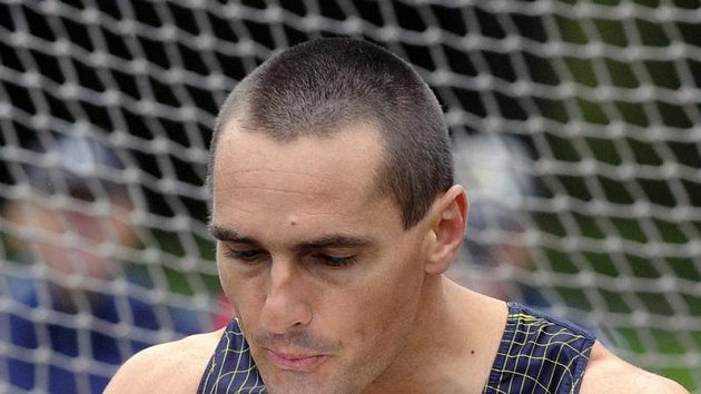 Desetibojař Roman Šebrle před hodem diskem během závodu v Kladně Desetibojař Roman Šebrle před hodem diskem během závodu v Kladně