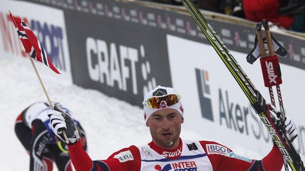 Norský lyžař Peter Northug se raduje z triumfu ve skiatlonu na MS v Oslu. Norský lyžař Peter Northug se raduje z triumfu ve skiatlonu na MS v Oslu.