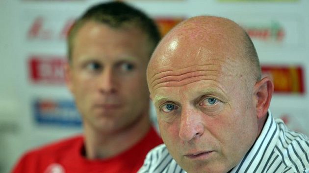 Trenér Slavie Praha Karel Jarolím (vpravo) a Stanislav Vlček Trenér Slavie Praha Karel Jarolím (vpravo) a Stanislav Vlček