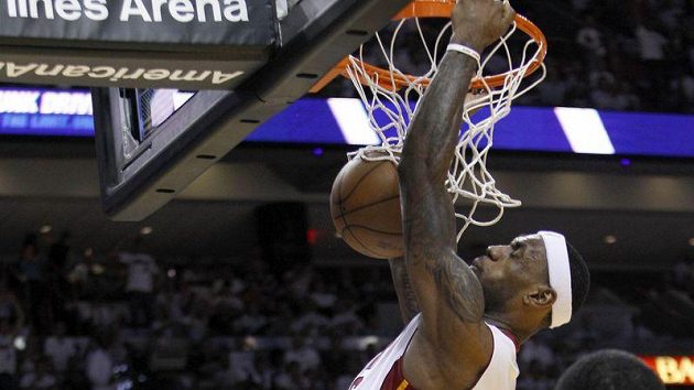 Na vítězství Miami se hlavní měrou podílel LeBron James, který nastřílel 35 bodů. Na vítězství Miami se hlavní měrou podílel LeBron James, který nastřílel 35 bodů.
