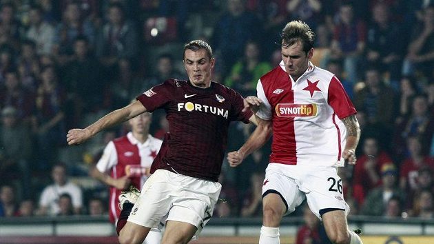 Sparťan Grajciar bojuje o míč se slávistou Cicmanem v pražském derby. Sparťan Grajciar bojuje o míč se slávistou Cicmanem v pražském derby.
