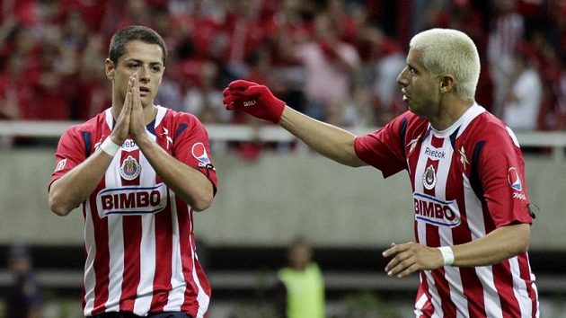 Útočník Chivasu Javier Hernandez se raduje se spoluhráčem Adolfem Bautistou ze svého gólu proti Manchesteru United. Útočník Chivasu Javier Hernandez se raduje se spoluhráčem Adolfem Bautistou ze svého gólu proti Manchesteru United.