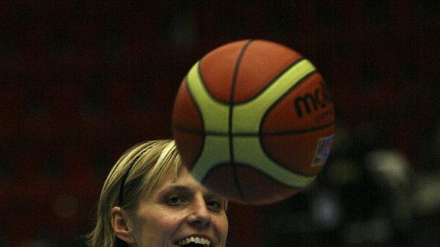 Kapitánka českého basketbalové týmu Hana Horáková při tréninku v Karlových Varech. Kapitánka českého basketbalové týmu Hana Horáková při tréninku v Karlových Varech.