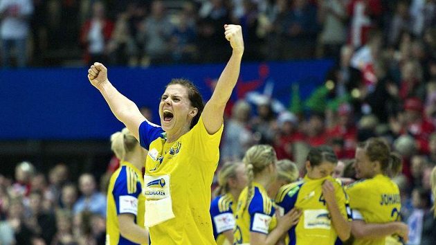 Švédská házenkářka Linnea Torstenssonová oslavuje se svými spoluhráčkami postup do finále ME. Švédská házenkářka Linnea Torstenssonová oslavuje se svými spoluhráčkami postup do finále ME.