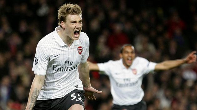 Dánský útočník Nicklas Bendtner (vlevo) ještě v dresu Arsenalu. Dánský útočník Nicklas Bendtner (vlevo) ještě v dresu Arsenalu.