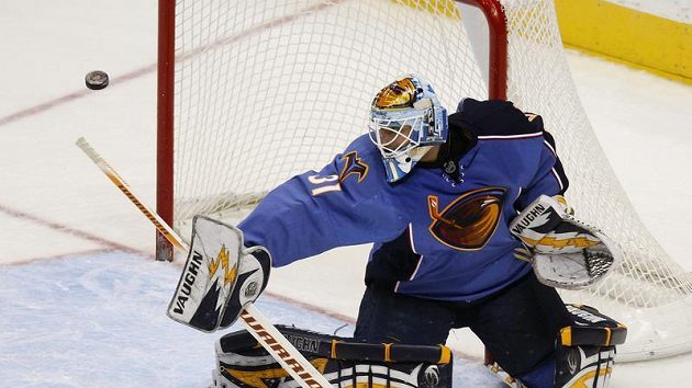 Brankář Atlanty Ondřej Pavelec zasahuje. Brankář Atlanty Ondřej Pavelec zasahuje.