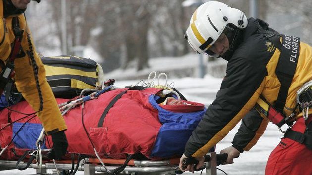 Záchranáři odvážejí těžce zraněného Hanse Gruggera ze sjezdovky. Záchranáři odvážejí těžce zraněného Hanse Gruggera ze sjezdovky.