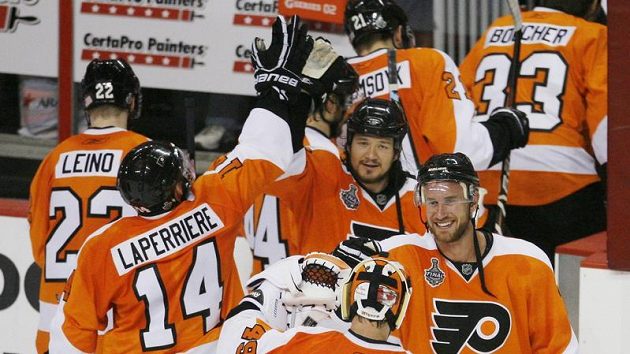 Hokejisté Philadelphie se radují z výhry nad Chicagem ve čtvrtém finálovém duelu. Hokejisté Philadelphie se radují z výhry nad Chicagem ve čtvrtém finálovém duelu.