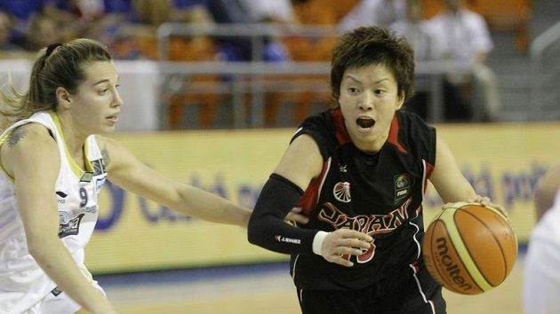 Japonka Yuko Ogaová (vpravo) obchází Argetinku Marinu Cavaovou. Japonka Yuko Ogaová (vpravo) obchází Argetinku Marinu Cavaovou.