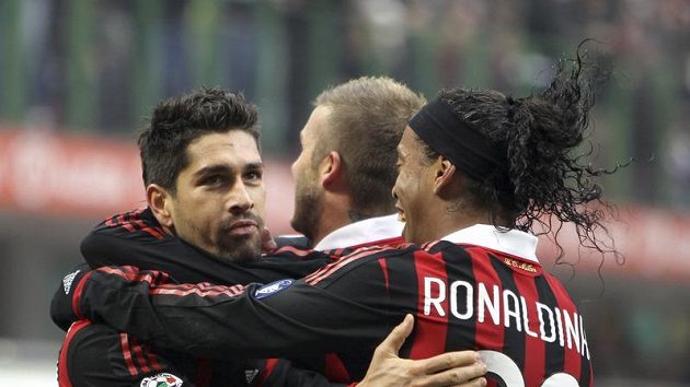 Fotbalisté AC Milán se radují z branky Fotbalisté AC Milán se radují z branky