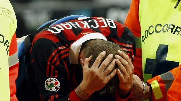 David Beckham mezi zdravotníky po zranění v italské lize David Beckham mezi zdravotníky po zranění v italské lize