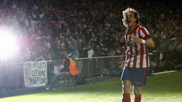 Útočník Atlétika Diego Forlán se raduje z branky. Útočník Atlétika Diego Forlán se raduje z branky.