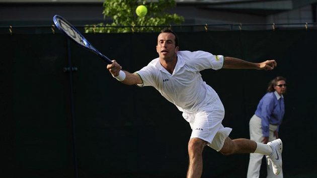 Český tenista Radek Štěpánek během 2. kola Wimbledonu proti Potito Staracemu z Itálie. Český tenista Radek Štěpánek během 2. kola Wimbledonu proti Potito Staracemu z Itálie.