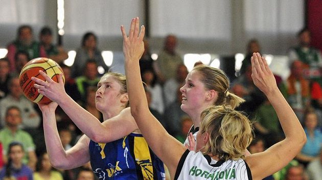 Basketbalistky Hana Horáková (zády) a Alena Hanušová (vzadu) se snaží zabránit ve střelbě Lindsay Whalenové z USK Praha. Basketbalistky Hana Horáková (zády) a Alena Hanušová (vzadu) se snaží zabránit ve střelbě Lindsay Whalenové z USK Praha.