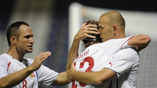Střelci prvního gólu v zápase s Lotyšskem Romanu Bednářovi (vpravo) gratulují Jaroslav Plašil (uprostřed) a Jan Polák. Střelci prvního gólu v zápase s Lotyšskem Romanu Bednářovi (vpravo) gratulují Jaroslav Plašil (uprostřed) a Jan Polák.