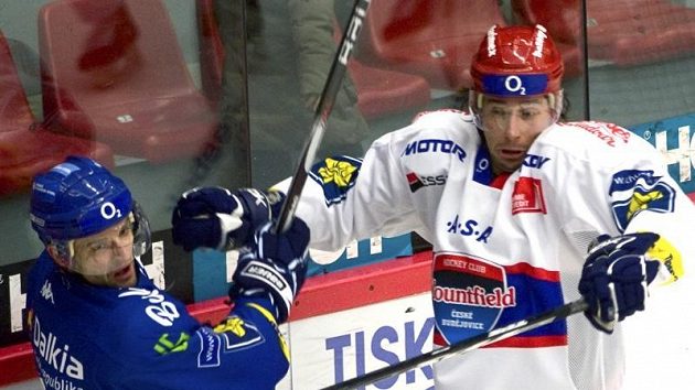 Vítkovický kapitán Jiří Burger (vlevo) a Tibor Melichárek z Českých Budějovic. Vítkovický kapitán Jiří Burger (vlevo) a Tibor Melichárek z Českých Budějovic.