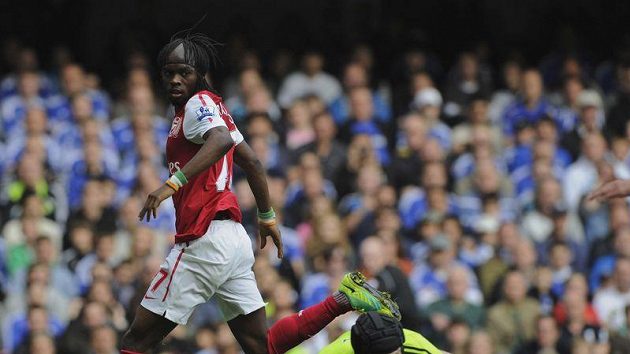 Brankář Petr Čech v dresu Chelsea zasahuje proti Gervinhovi z Arsenalu. Brankář Petr Čech v dresu Chelsea zasahuje proti Gervinhovi z Arsenalu.