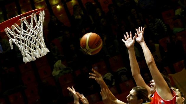 Basketbalistky ZVVZ USK Praha prohrály s Rivasem Madrid 76:83. Basketbalistky ZVVZ USK Praha prohrály s Rivasem Madrid 76:83.