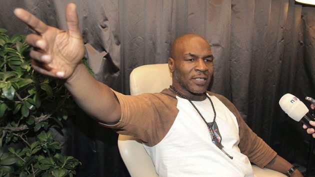 Mike Tyson po příletu do Prahy Mike Tyson po příletu do Prahy