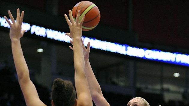Ruská basketbalistka Maria Stěpanovová (vpravo) se snaží zakončit přes obranu Australanky Elizabeth Cambageové. Ruská basketbalistka Maria Stěpanovová (vpravo) se snaží zakončit přes obranu Australanky Elizabeth Cambageové.