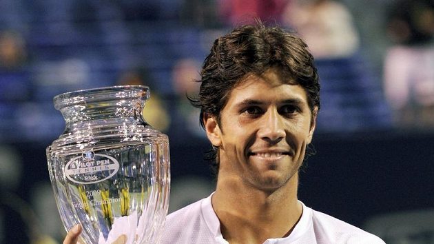 Španělský tenista Fernando Verdasco s pohárem pro vítěze turnaje v New Havenu Španělský tenista Fernando Verdasco s pohárem pro vítěze turnaje v New Havenu