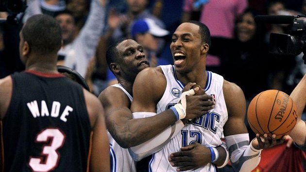 Mickael Pietrus (uprostřed) a Dwight Howard (vpravo) oslavují vítězství Orlanda nad Miami. Mickael Pietrus (uprostřed) a Dwight Howard (vpravo) oslavují vítězství Orlanda nad Miami.