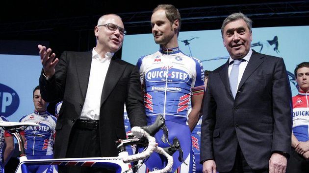 Legendární cyklista Eddy Merckx (vlevo), majitel Quick Stepu Zdeněk Bakala (vlevo) a týmová jednička Tom Boonen při předsezónním představení stáje. Legendární cyklista Eddy Merckx (vlevo), majitel Quick Stepu Zdeněk Bakala (vlevo) a týmová jednička Tom Boonen při předsezónním představení stáje.