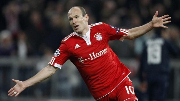 Arjen Robben z Bayernu Mnichov oslavuje vstřelenou branku v úvodním semifinálovém duelu Ligy mistrů proti Lyonu. Arjen Robben z Bayernu Mnichov oslavuje vstřelenou branku v úvodním semifinálovém duelu Ligy mistrů proti Lyonu.