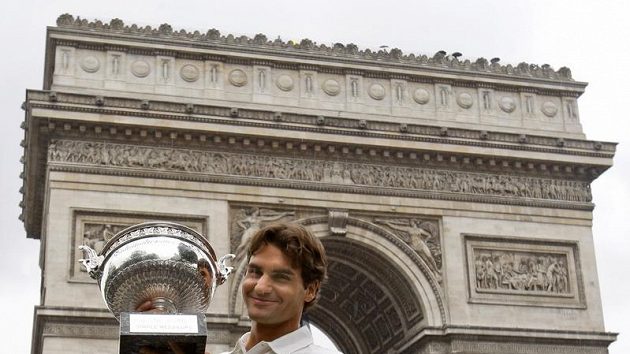 Švýcarský tenista Roger Federer pózuje s Pohárem mušketýrů pro vítěze Roland Garros Švýcarský tenista Roger Federer pózuje s Pohárem mušketýrů pro vítěze Roland Garros