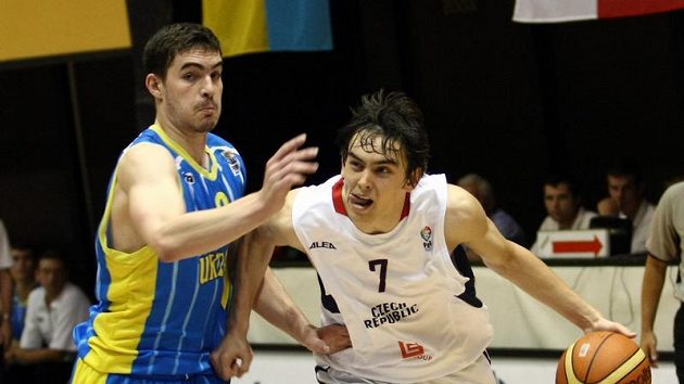 Tomáš Satoranský (vpravo) se snaží obejít Ukrajince Gilebova. Tomáš Satoranský (vpravo) se snaží obejít Ukrajince Gilebova.