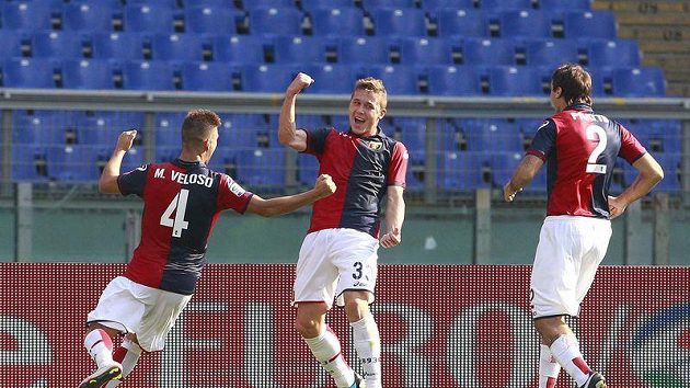 Janovský záložník Juraj Kucka (uprostřed) bude svému týmu zhruba měsíc scházet. Janovský záložník Juraj Kucka (uprostřed) bude svému týmu zhruba měsíc scházet.