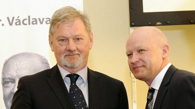 Trenér Ivan Kopecký (vlevo) převzal z rukou předsedy ČMFS Ivana Haška cenu dr. Václava Jíry. Ta je udělována osobnostem, které významně přispěly k rozvoji českého fotbalu. Trenér Ivan Kopecký (vlevo) převzal z rukou předsedy ČMFS Ivana Haška cenu dr. Václava Jíry. Ta je udělována osobnostem, které významně přispěly k rozvoji českého fotbalu.