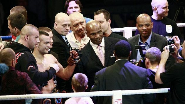 Mike Tyson (uprostřed) v Praze. Mike Tyson (uprostřed) v Praze.