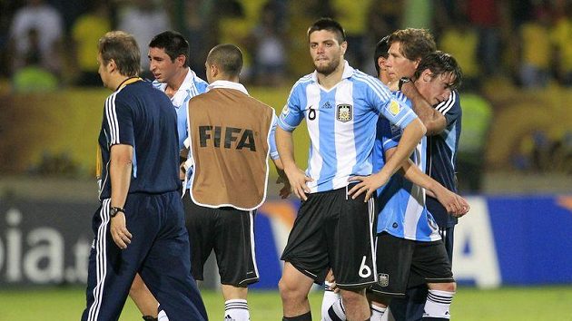 Zklamaní argentinští fotbalisté po vypadnutí na MS hráčů do dvaceti let. Zklamaní argentinští fotbalisté po vypadnutí na MS hráčů do dvaceti let.