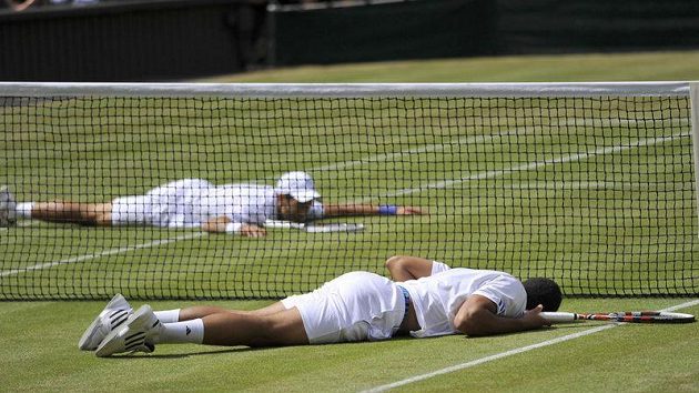 Tenisté Novak Djokovič (za sítí) a Jo-Wilfried Tsonga po výjimečné výměně v semifinále Wimbledonu. Tenisté Novak Djokovič (za sítí) a Jo-Wilfried Tsonga po výjimečné výměně v semifinále Wimbledonu.