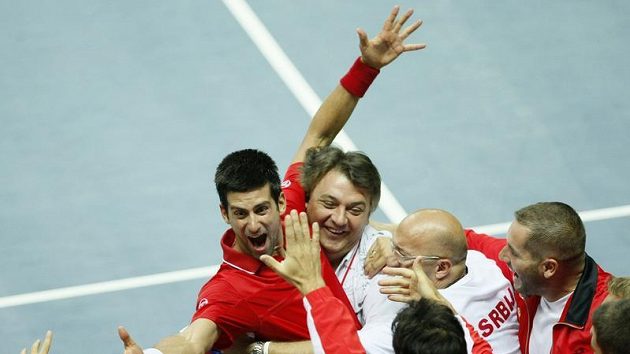 Novak Djokovič v objetí srbského týmu. Novak Djokovič v objetí srbského týmu.