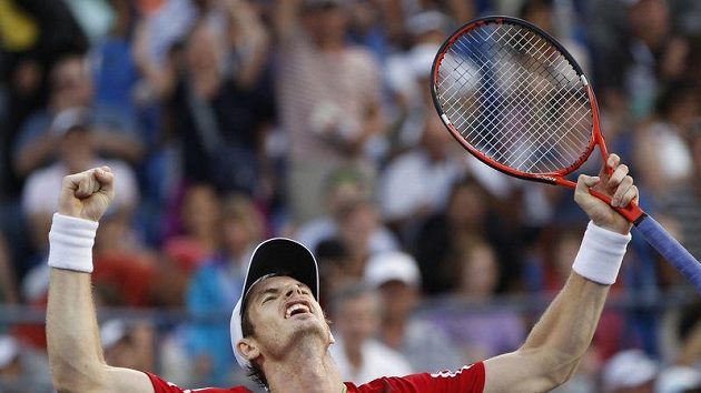 Úleva! Brit Andy Murray se raduje z vydřeného postupu do 3. kola US Open. Úleva! Brit Andy Murray se raduje z vydřeného postupu do 3. kola US Open.