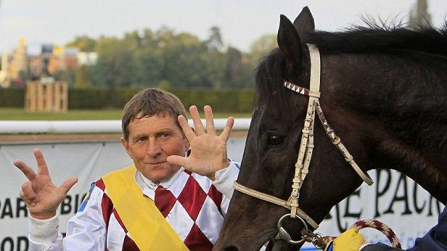 Žokej Josef Váňa se raduje z osmého triumfu na Velké pardubické. Žokej Josef Váňa se raduje z osmého triumfu na Velké pardubické.