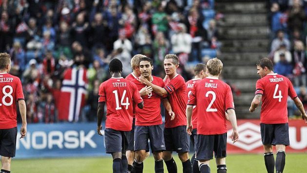 Norští fotbalisté se radují z prvního gólu proti Česku. Norští fotbalisté se radují z prvního gólu proti Česku.