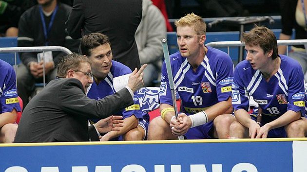 Čeští florbalisté (zleva) Radek Sikora, Aleš Zálesný a Martin Ostřanský naslouchají pokynům trenéra Zdeňka Skružného. Čeští florbalisté (zleva) Radek Sikora, Aleš Zálesný a Martin Ostřanský naslouchají pokynům trenéra Zdeňka Skružného.