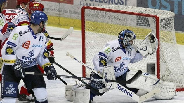 Vítkovický gólman Jakub Štěpánek chytá jednu ze střel Ocelářů. Vítkovický gólman Jakub Štěpánek chytá jednu ze střel Ocelářů.