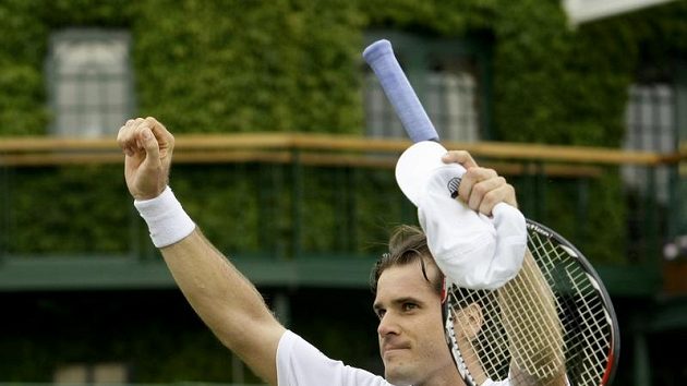 Německý tenista Tommy Haas se raduje z vítězství nad Igorem Andrejevem z Ruska a postupu do čtvrtfinále. Německý tenista Tommy Haas se raduje z vítězství nad Igorem Andrejevem z Ruska a postupu do čtvrtfinále.