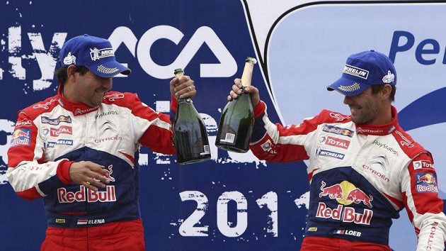 Pilot týmu Citroën Sébastien Loeb (vpravo) oslavuje se svým navigátorem Danielem Elenou triumf v Argentině. Pilot týmu Citroën Sébastien Loeb (vpravo) oslavuje se svým navigátorem Danielem Elenou triumf v Argentině.