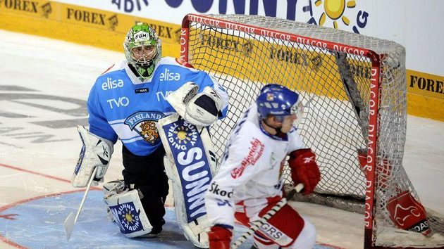 Marek Kvapil proměnil rozhodující nájezd proti Finsku, když ve třetí sérii nájezdů překonal Iira Tarkkiho. Marek Kvapil proměnil rozhodující nájezd proti Finsku, když ve třetí sérii nájezdů překonal Iira Tarkkiho.