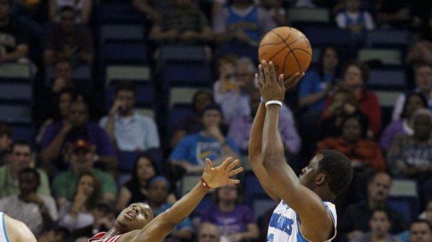 Basketbalisty Orleansu dotáhl k výhře Chris Paul (vpravo). Basketbalisty Orleansu dotáhl k výhře Chris Paul (vpravo).