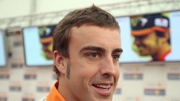 Pilot formule 1 Fernando Alonso v Praze Pilot formule 1 Fernando Alonso v Praze