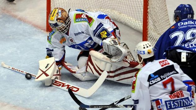 Pardubický brankář Dominik Hašek zasahuje v utkání proti Vítkovicím. Pardubický brankář Dominik Hašek zasahuje v utkání proti Vítkovicím.
