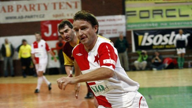 Vladimír Šmicer v souboji s Janem Suchopárkem Vladimír Šmicer v souboji s Janem Suchopárkem