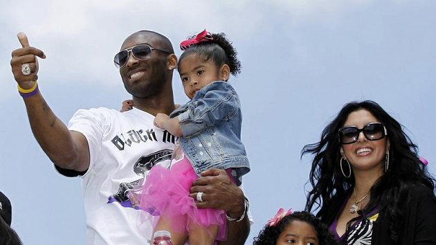 Kobe Bryants dcerou Giannou a manželkou Vanessou. Kobe Bryants dcerou Giannou a manželkou Vanessou.